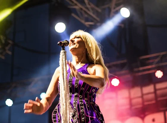 Chanteuse sur la scène