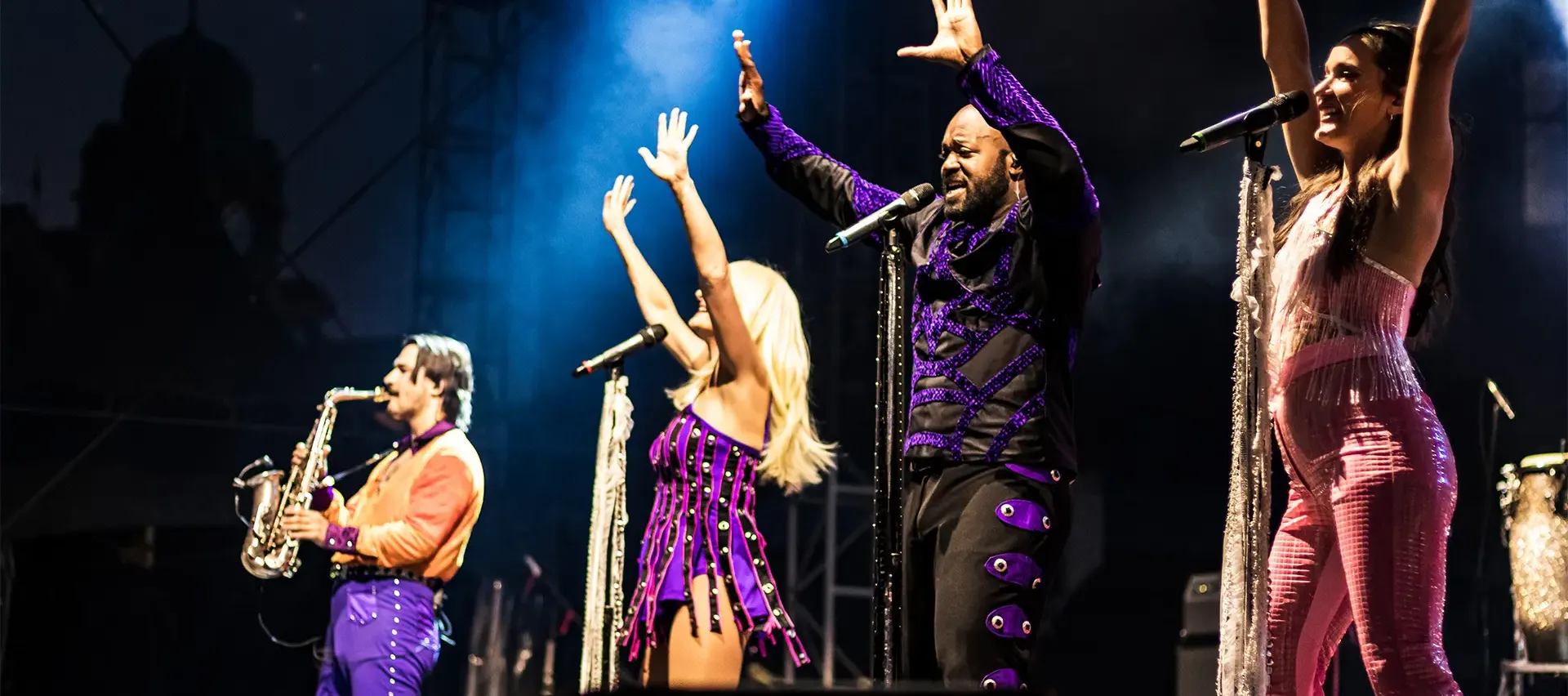 Image de trois chanteur et un saxophoniste