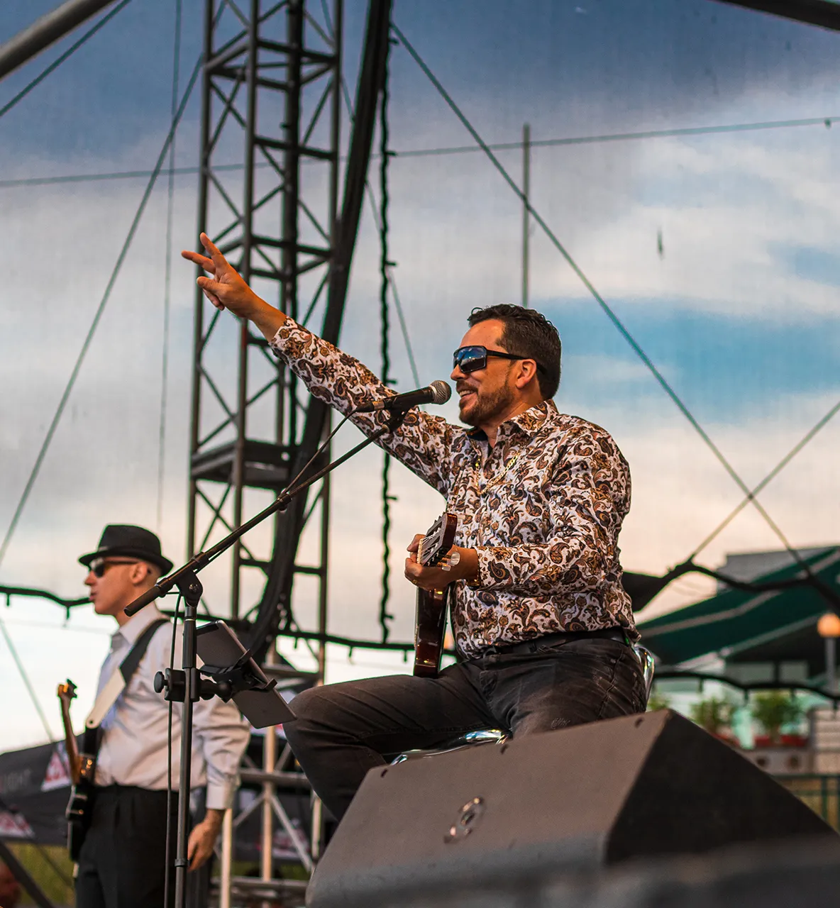 Image d'un chanteur sur la scène